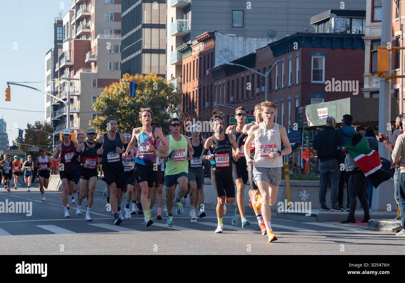 2025 TCS New York City Marathon, Läufer auf der 4th Avenue in Brooklyn bei etwa der 7-Meilen-Marke im Rennen. Stockfoto