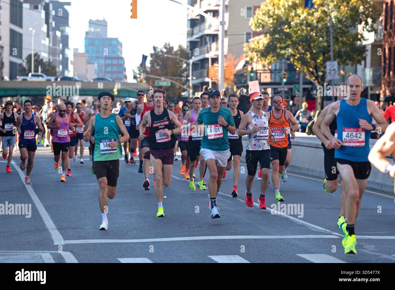 2025 TCS New York City Marathon, Läufer auf der 4th Avenue in Brooklyn bei etwa der 7-Meilen-Marke im Rennen. Stockfoto