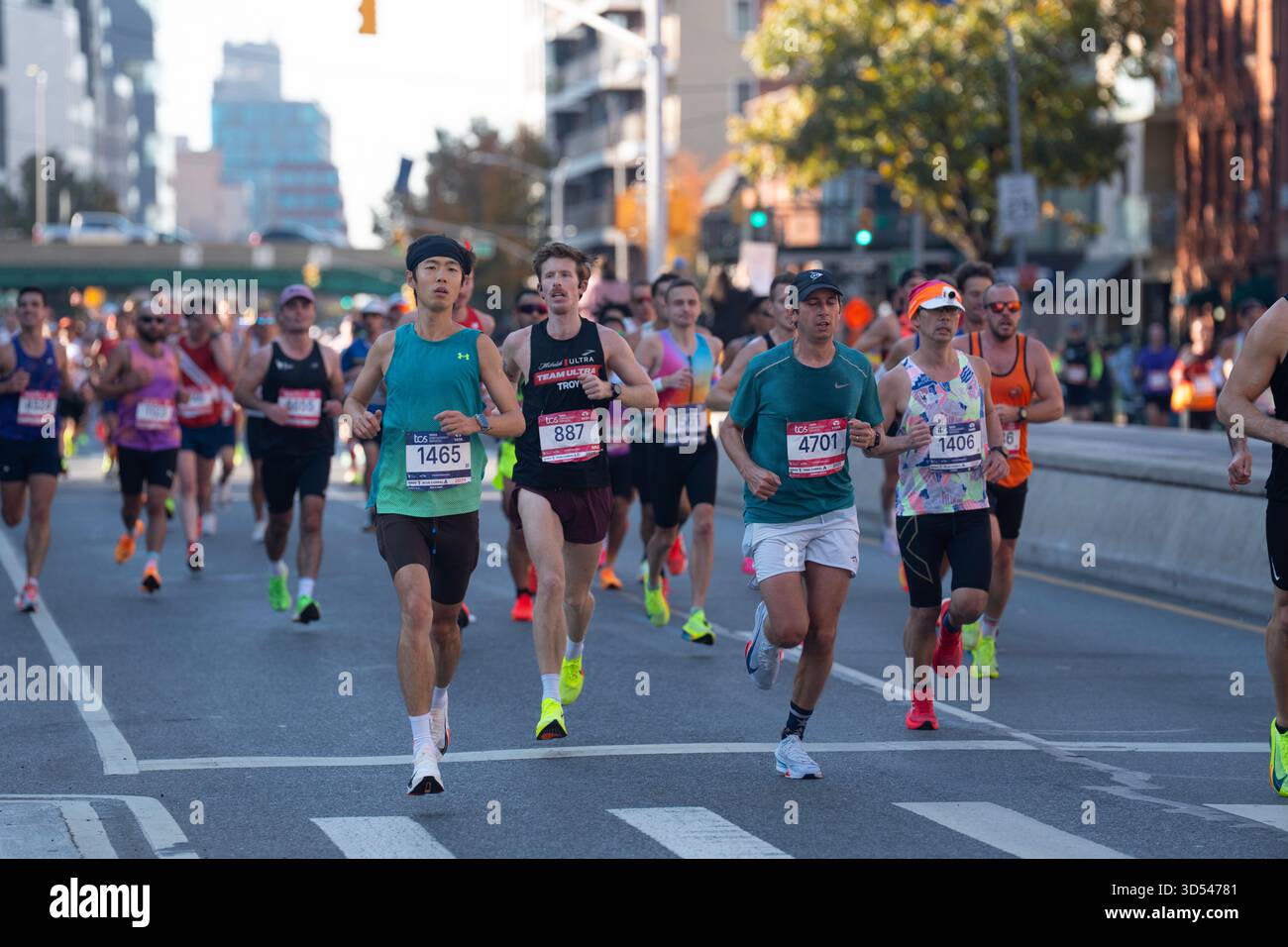 2025 TCS New York City Marathon, Läufer auf der 4th Avenue in Brooklyn bei etwa der 7-Meilen-Marke im Rennen. Stockfoto