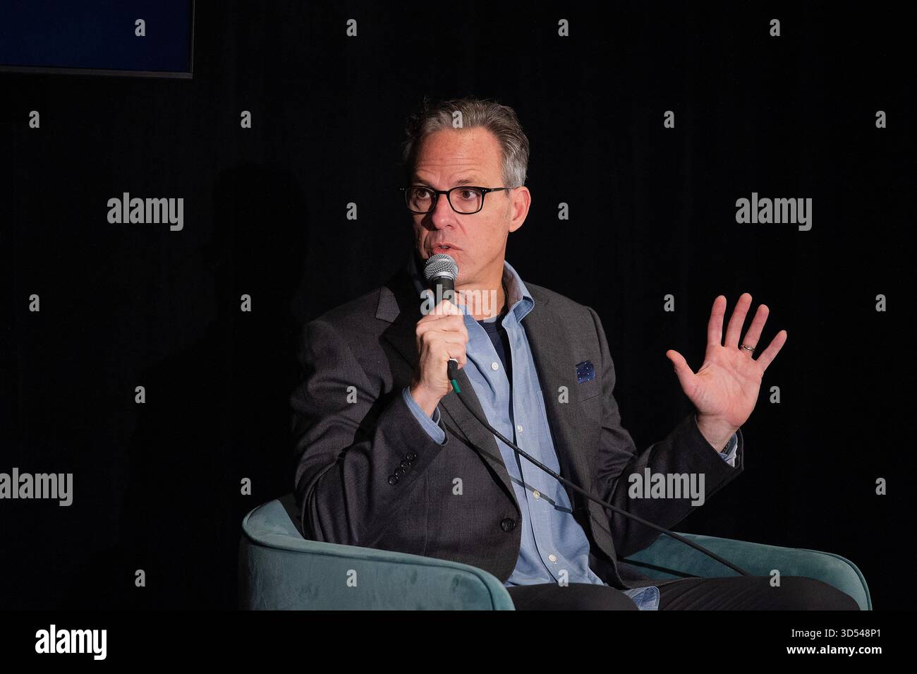 13. November 2025: Jake Tapper CNN Anchor spricht über sein neues Buch „Race Against Terror: Chasing an Al Qaida Killer at the Dawn of the Forever war“ mit Punchbowl News Andrew Desiderio beim Texas Tribune Festival im Omni Hotel. Austin, Texas. Mario Cantu/CSM Stockfoto