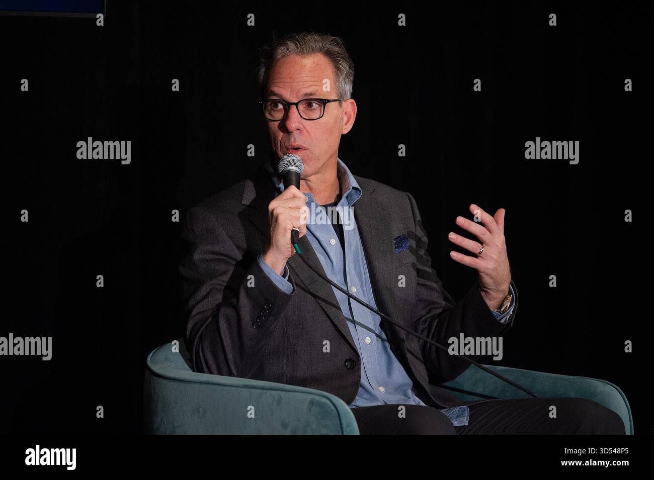 13. November 2025: Jake Tapper CNN Anchor spricht über sein neues Buch „Race Against Terror: Chasing an Al Qaida Killer at the Dawn of the Forever war“ mit Punchbowl News Andrew Desiderio beim Texas Tribune Festival im Omni Hotel. Austin, Texas. Mario Cantu/CSM Stockfoto