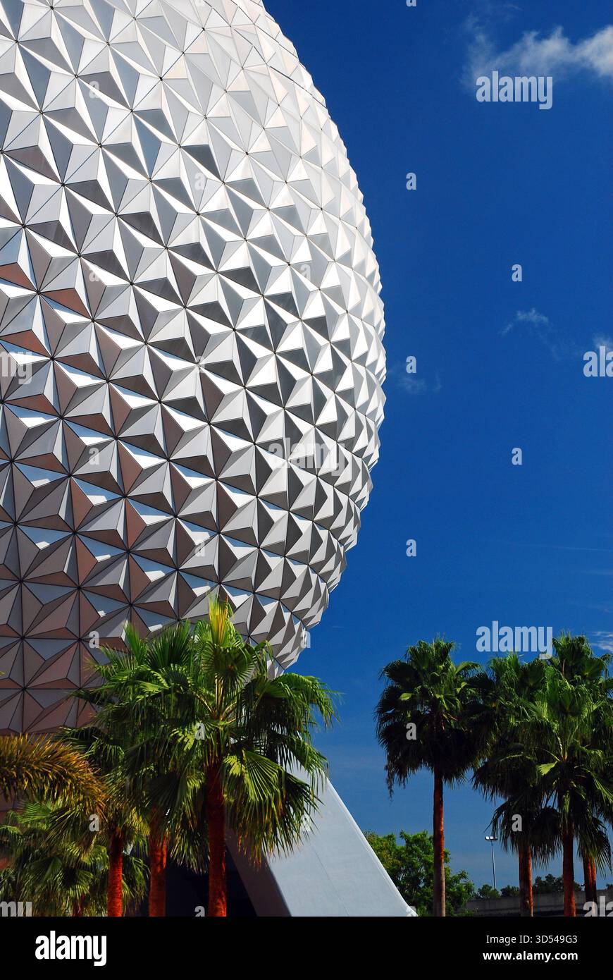 Kissimmee, FL, USA 22. Juli 2011 am Eingang zum Epcot Center in Kissimmee Florida steht ein großer, in Form eines Golfballs geformter Bau Stockfoto