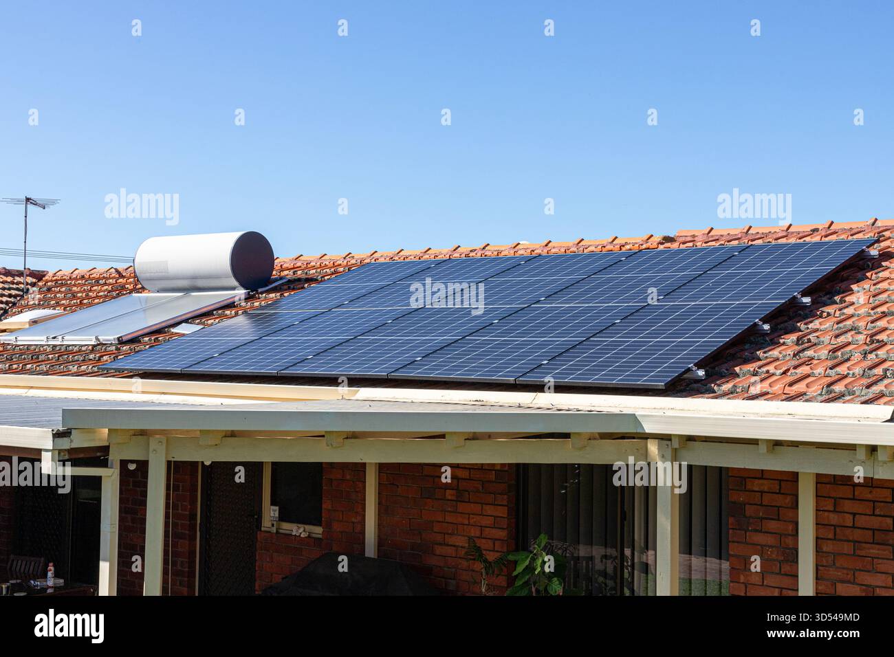 Typische Wasserheizung und Solarstromanlagen auf dem Dach eines Wohnhauses in Greenwood, Perth, Western Australia, WA, Australien Stockfoto