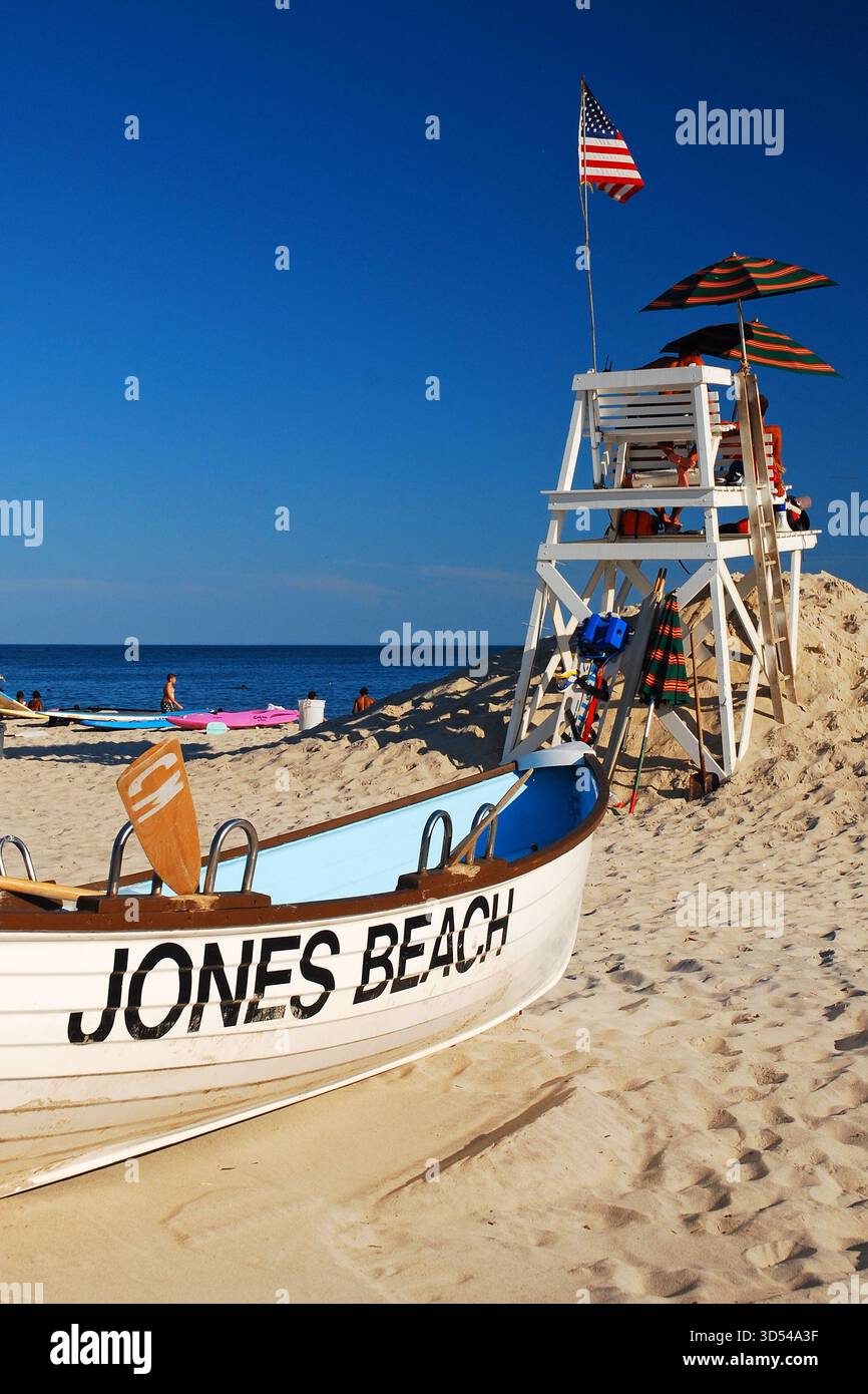 Ein Rettungsboot, das hinter dem Rettungsschirm-Turm in Jones Beach, New York, auf Long Island steht, steht bereit Stockfoto