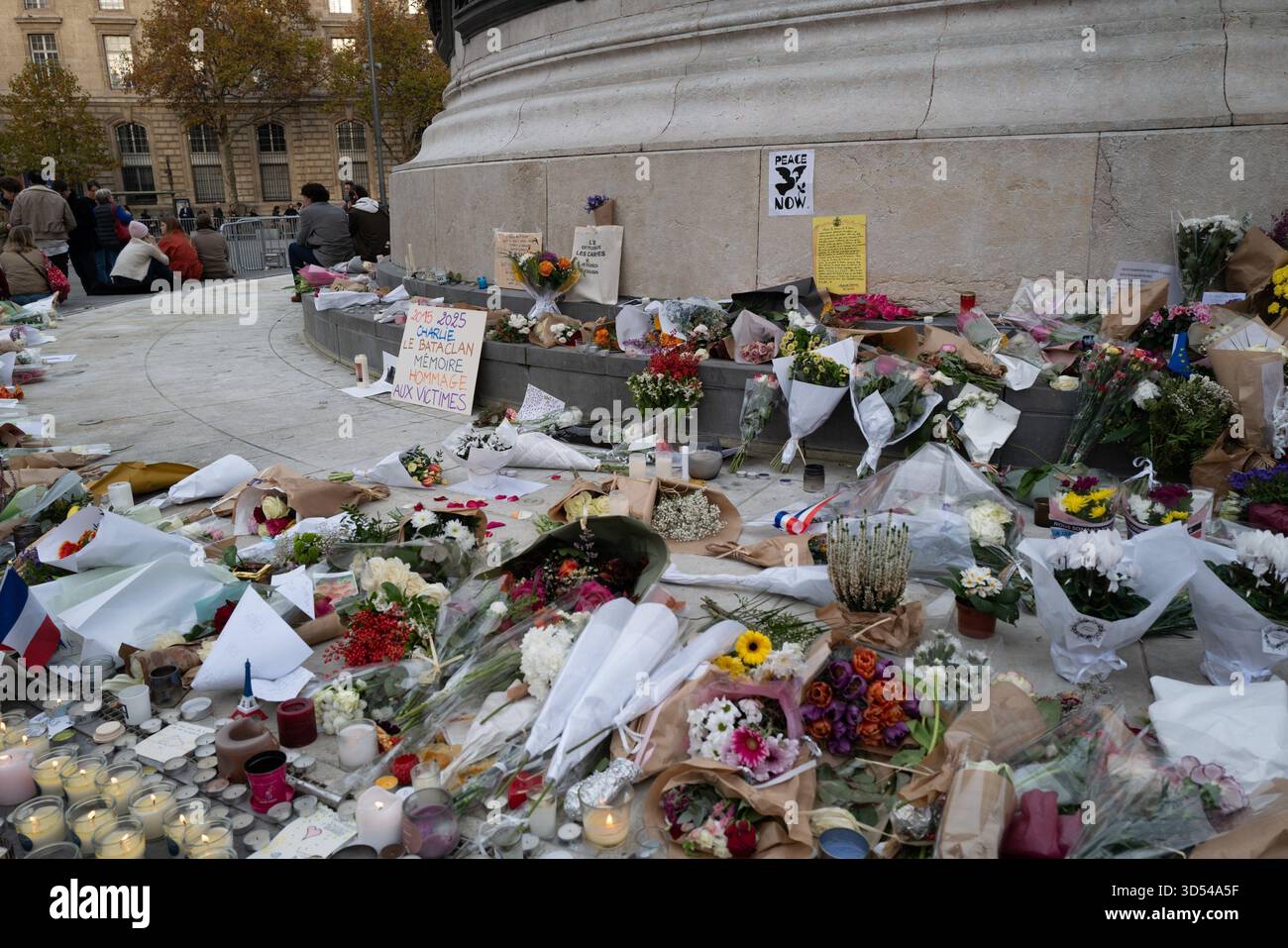 Paris, Frankreich. November 2025. 13. November 2025 in Paris. Gedenkstätte an den Orten der Terroranschläge vom 13. November 2015 - 13/11/2025 - Frankreich/Paris - Gilles Bader/Le Pictorium Credit: LE PICTORIUM/Alamy Live News Stockfoto