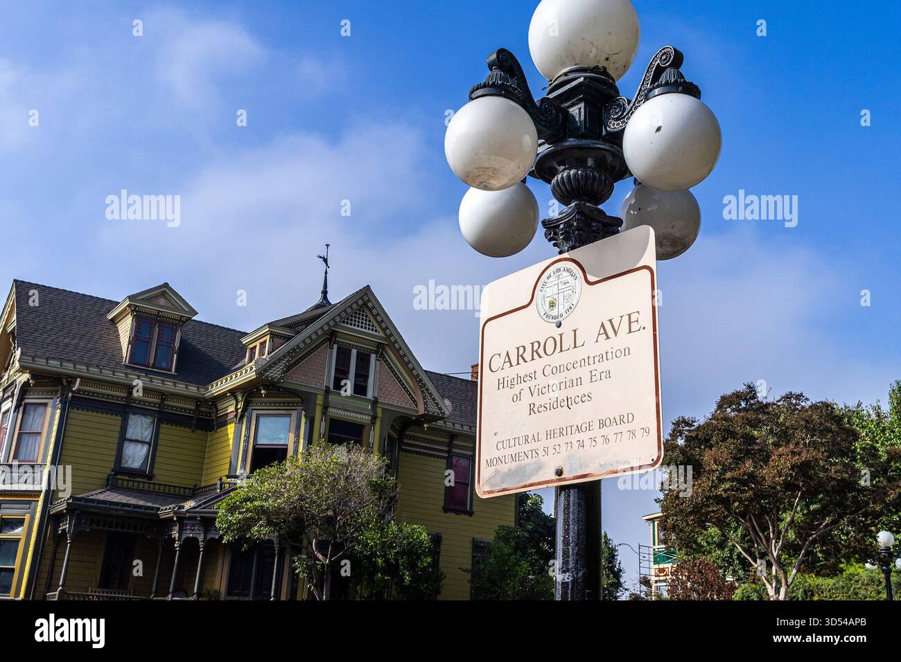 Schild, das die Carroll Avenue im Viertel Echo Park von Los Angeles als „höchste Konzentration an Residenzen aus der viktorianischen Ära“ bezeichnet. Stockfoto