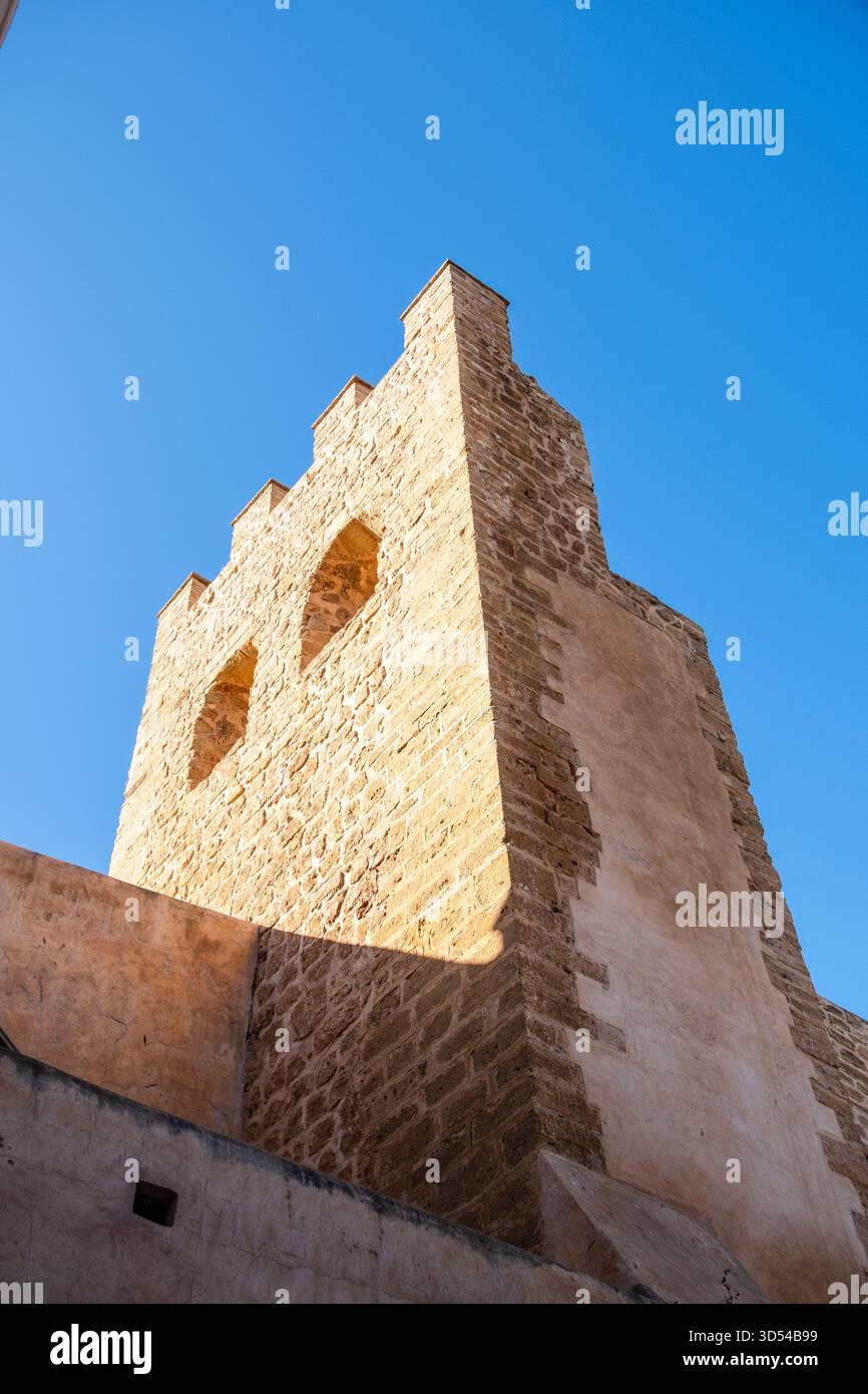 Rabat, Marokko – Eine ruhige, enge Gasse in der historischen Medina von Rabat, gesäumt von weiß getünchten Gebäuden, traditionellen Holztüren und dekorativen Strassen Stockfoto