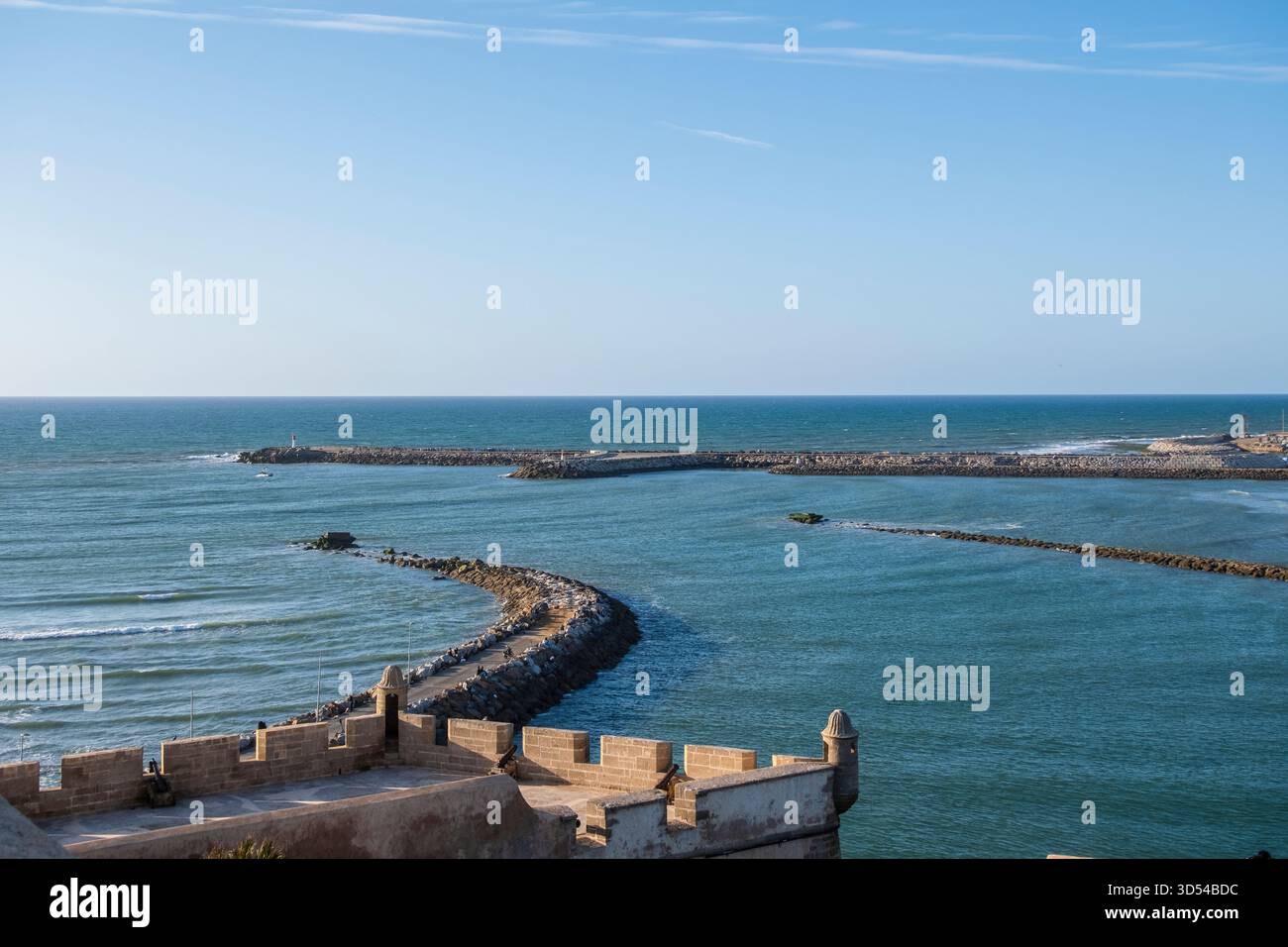 Rabat, Marokko – malerischer Blick auf die historische Kasbah der Udayas mit Blick auf den Atlantik. Die marokkanische Flagge schwingt über der alten Festung W Stockfoto