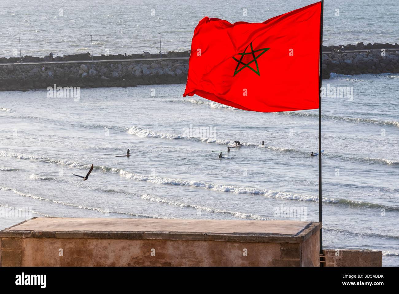 Rabat, Marokko – malerischer Blick auf die historische Kasbah der Udayas mit Blick auf den Atlantik. Die marokkanische Flagge schwingt über der alten Festung W Stockfoto