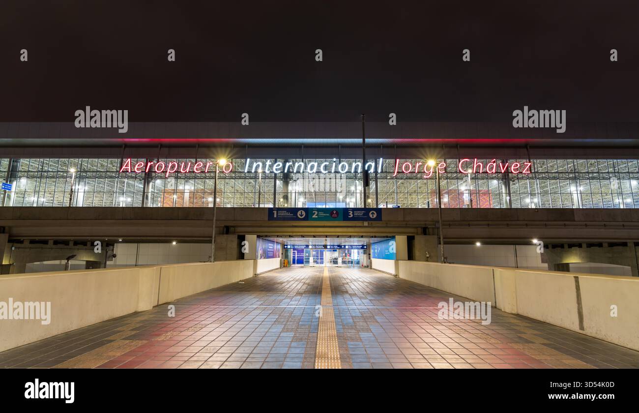 Callao, Peru - 10. September 2025: Die beleuchtete Fassade und der Eingang des Jorge Chavez International Airport (LIM) in Lima, Peru, bei Nacht Stockfoto