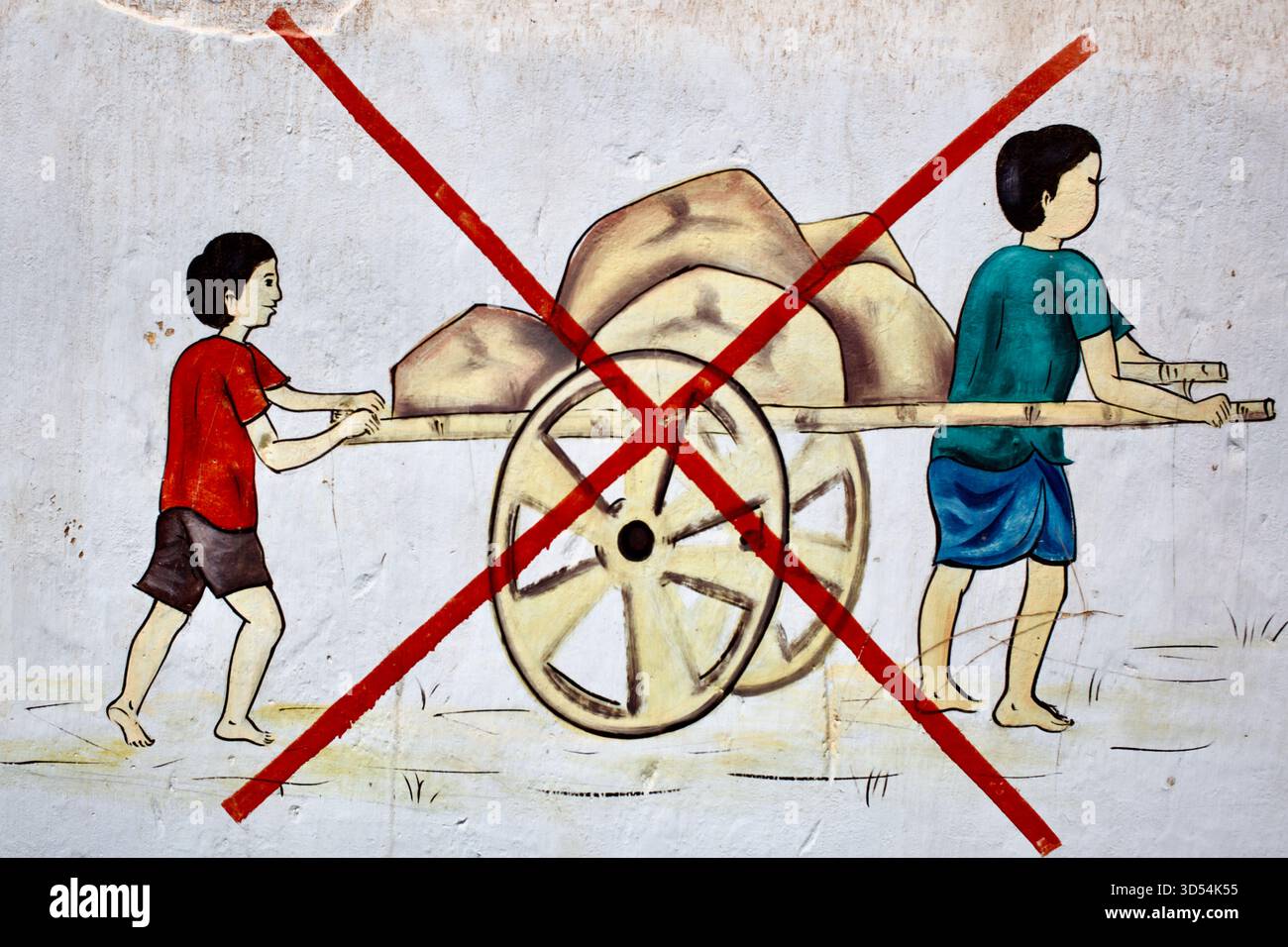 Handgemaltes Wandbild gegen Kinderarbeit, das zwei Kinder zeigt, die einen schweren Wagen aus Steinen ziehen, die mit roten Linien durchstrichen sind, Dinajpur, Bangladesch. Stockfoto