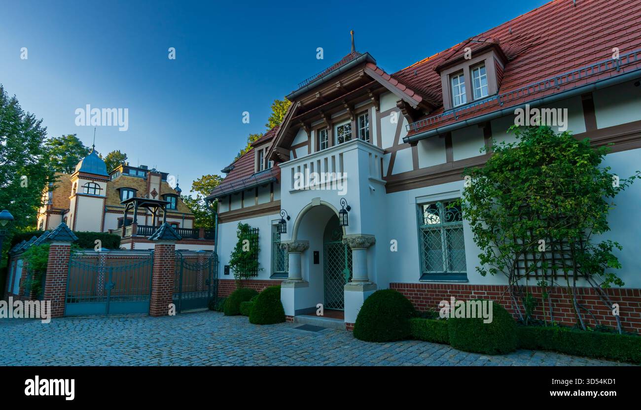 Villa-Architektur in Neubabelsberg in der Abenddämmerung. Potsdam-Babelsberg, Brandenburg, Deutschland. Stockfoto
