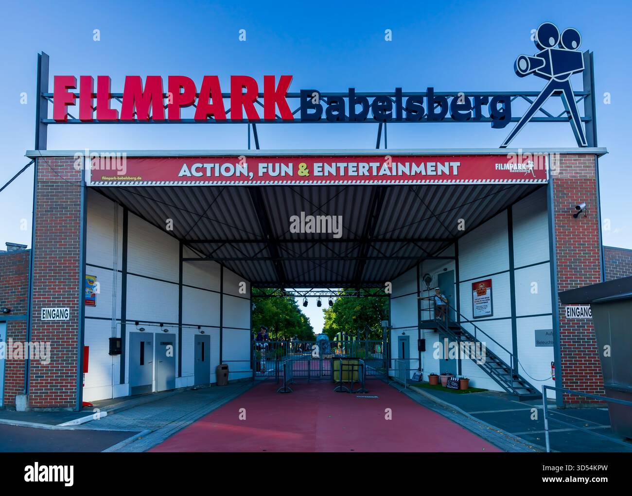 Redaktionelle Fotografie des Eingangs zum Filmpark Babelsberg, einer beliebten Freizeitpark- und Studioattraktion in Potsdam. Stockfoto