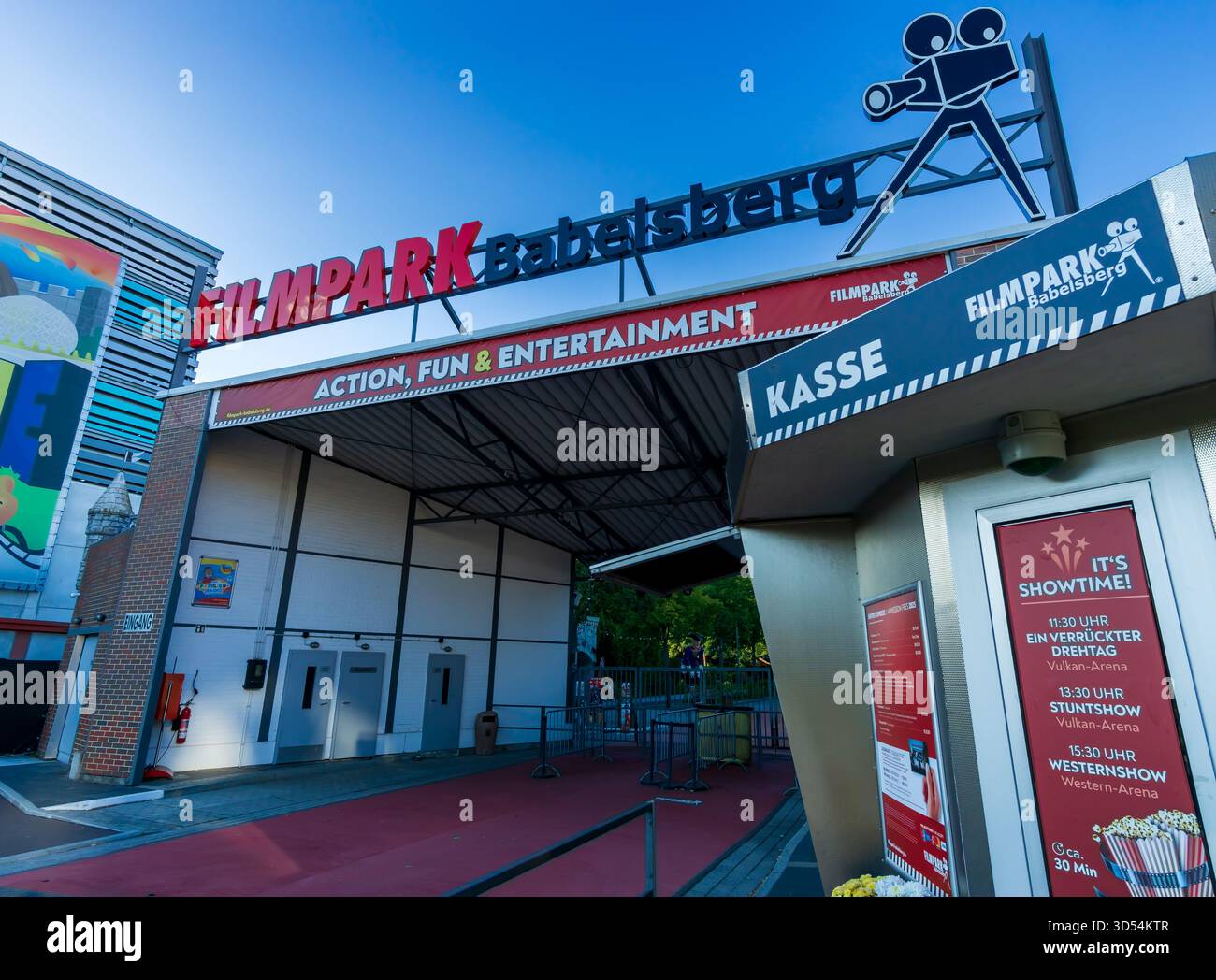 Redaktionelle Fotografie des Eingangs zum Filmpark Babelsberg, einer beliebten Freizeitpark- und Studioattraktion in Potsdam. Stockfoto