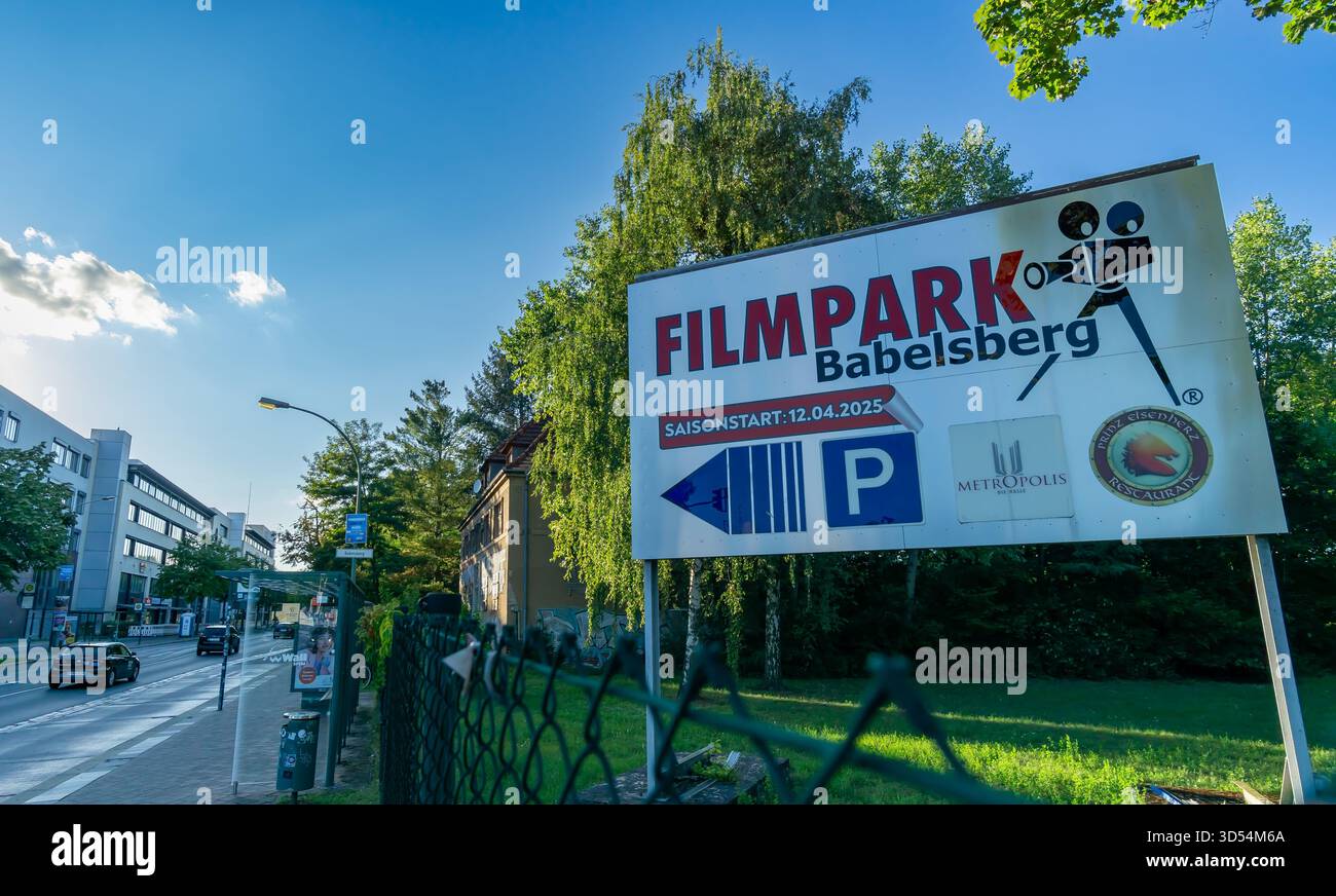 Eine Werbetafel für den Filmpark Babelsberg, neben einer Straße in Potsdam-Babelsberg. Stockfoto