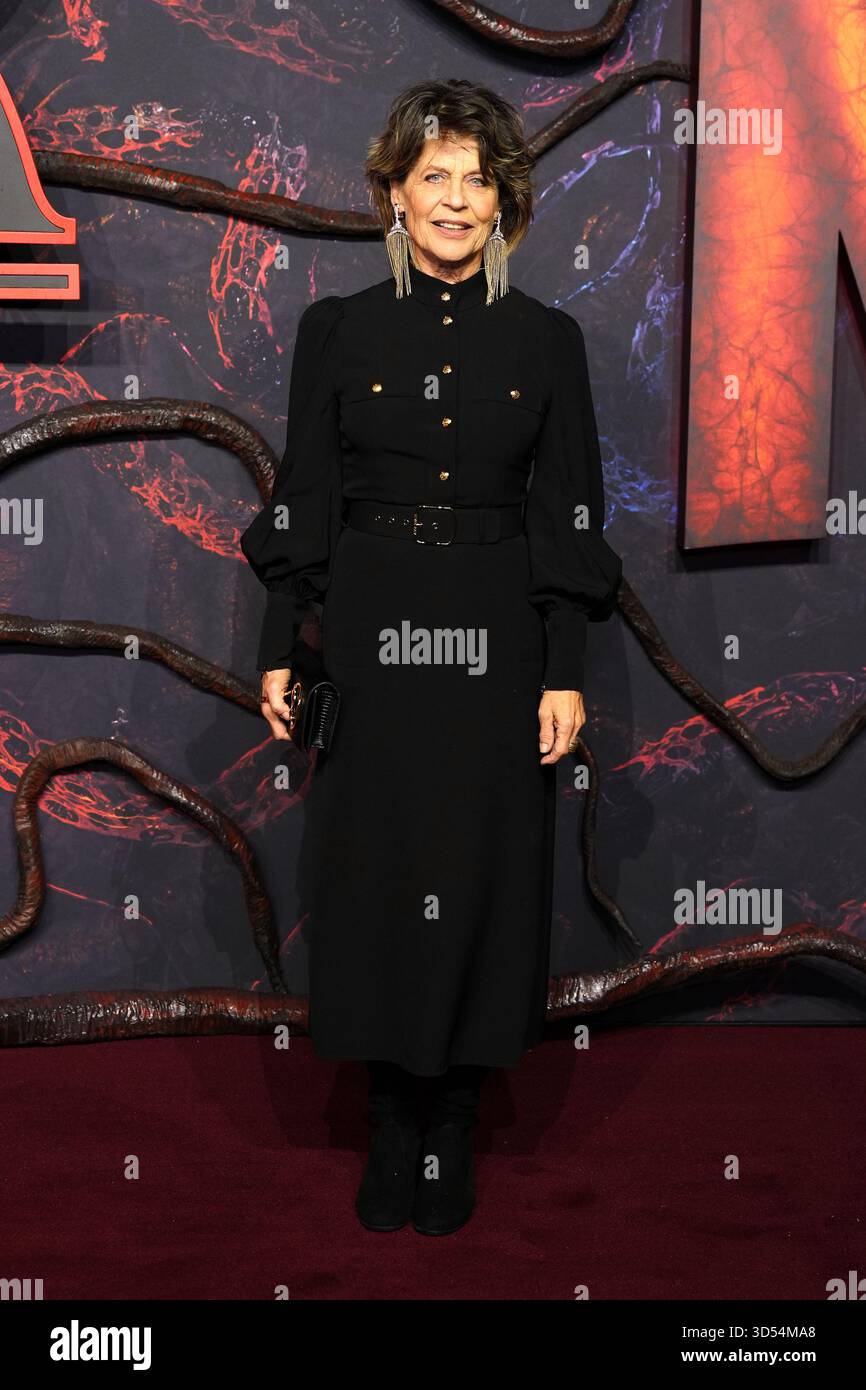 Linda Hamilton nimmt an der Sondervorführung Stranger Things 5 Band 1 im Odeon Luxe, Leicester Square, London Teil. Bilddatum: Donnerstag, 13. November 2025. Stockfoto