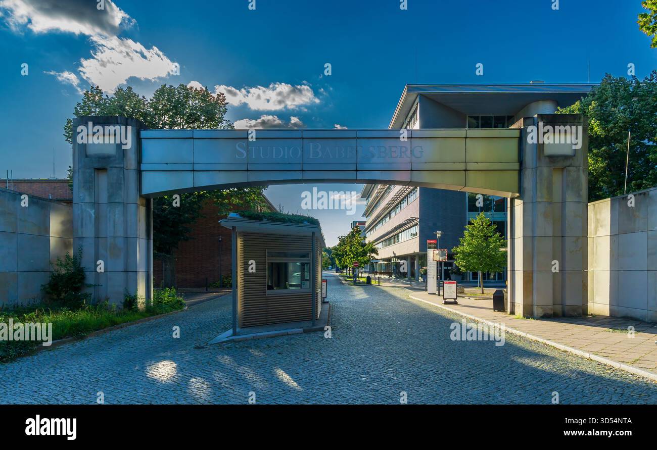 Der historische Eingang zum Studio Babelsberg in Potsdam, Brandenburg, Deutschland. Stockfoto