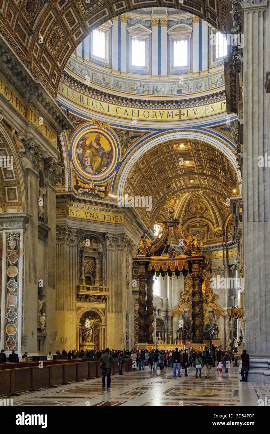 Blick auf das Ziborium mit Baldachin von Gian Giovanni Lorenzo Bernini über das Petersgrab und den päpstlichen Altar im Petersdom, über der gewölbten Kuppel von St. P. Stockfoto