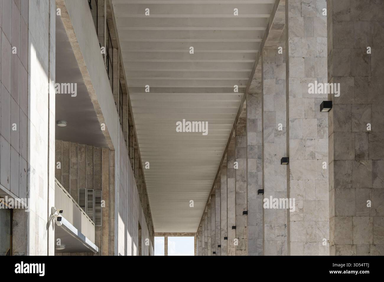 Moderne Marmororgel mit Säulen und linearer Perspektive, Tirana, Albanien Stockfoto