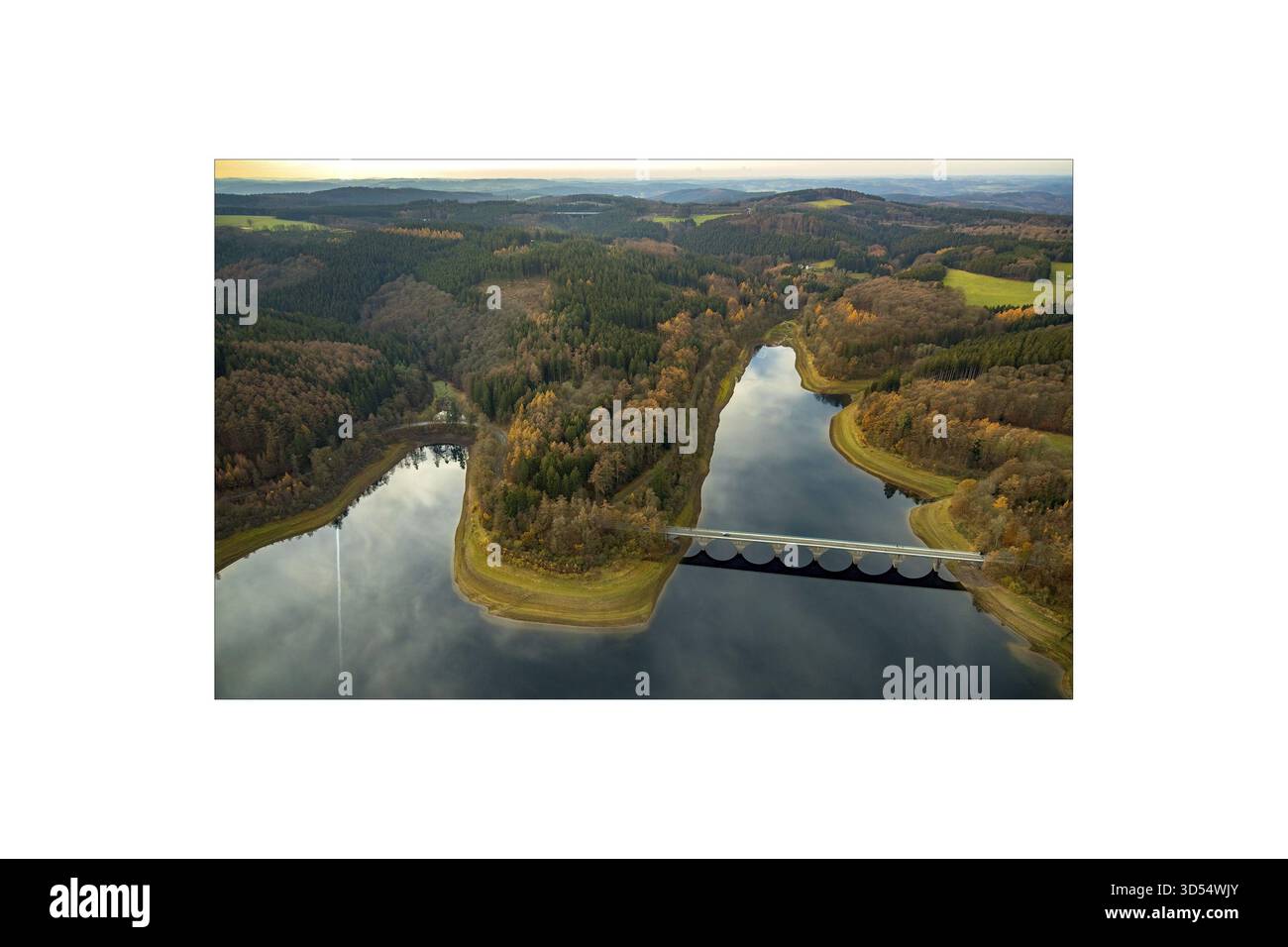 Luftaufnahme, Versetalsperre, Klamerbrücke, Niedrigwasser am Ufer, Lüdenscheid, Maerkischer Kreis, Sauerland, Nordrhein-Westfalen, Deutschland, Stockfoto