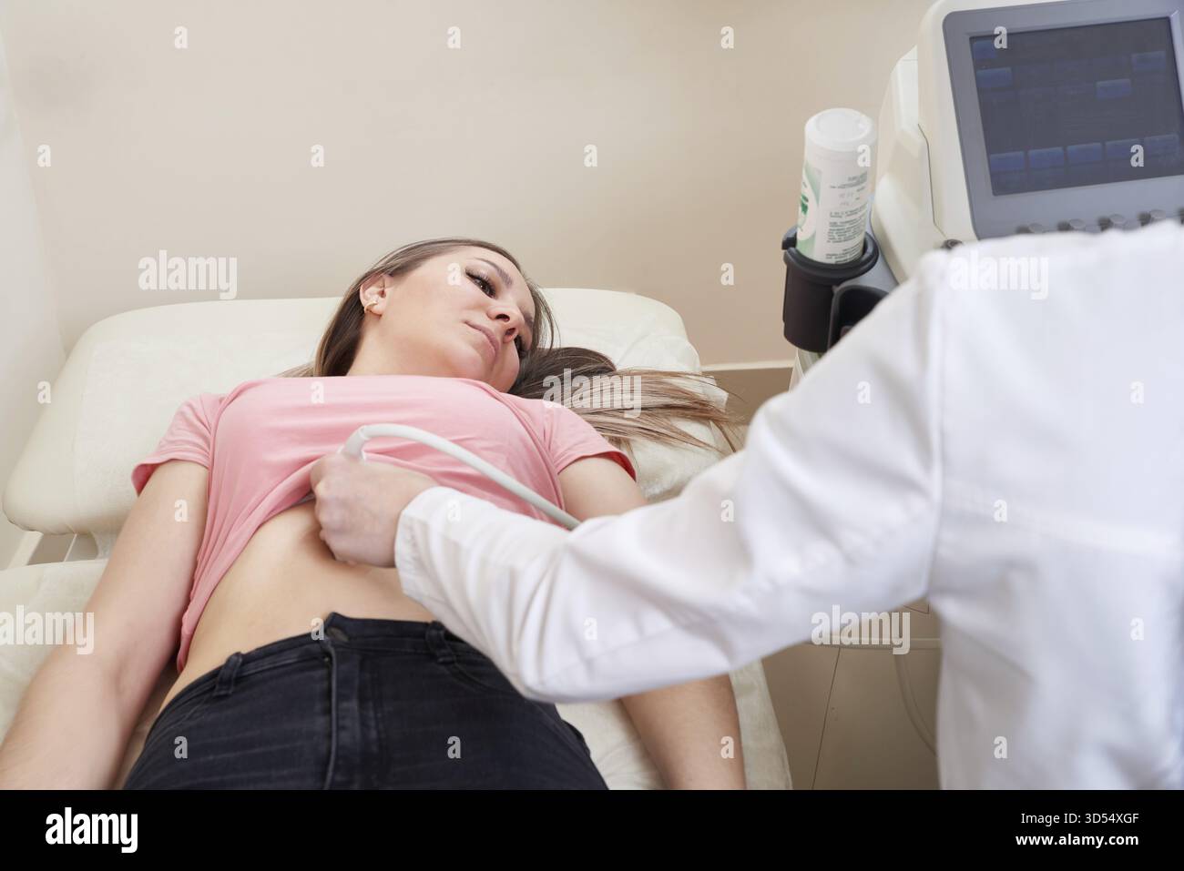 Arzt, der das Ultraschallverfahren bei einer Schwangeren durchführt Stockfoto