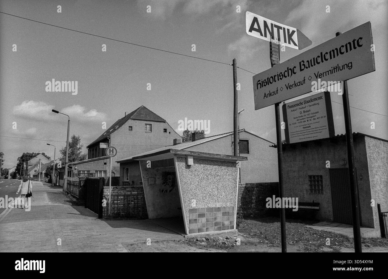 Deutschland, Eichstaedt, 22.8,1992, Brandenburg, Bushaltestelle, Werbung: antike, historische Komponenten, Kauf, Verkauf, Vermittlung Stockfoto