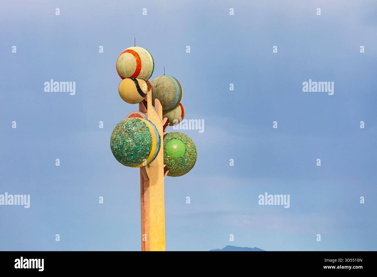 Wendover, Utah – Metapher: Der Baum von Utah, eine Skulptur, die manchmal als Baum des Lebens bezeichnet wird. Der Baum wurde entlang der Interstate 80 von einem schwedischen Künstler gepflanzt Stockfoto