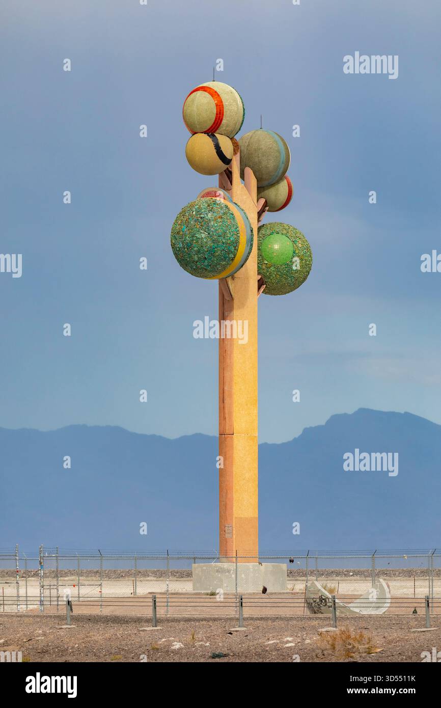 Wendover, Utah – Metapher: Der Baum von Utah, eine Skulptur, die manchmal als Baum des Lebens bezeichnet wird. Der Baum wurde entlang der Interstate 80 von einem schwedischen Künstler gepflanzt Stockfoto