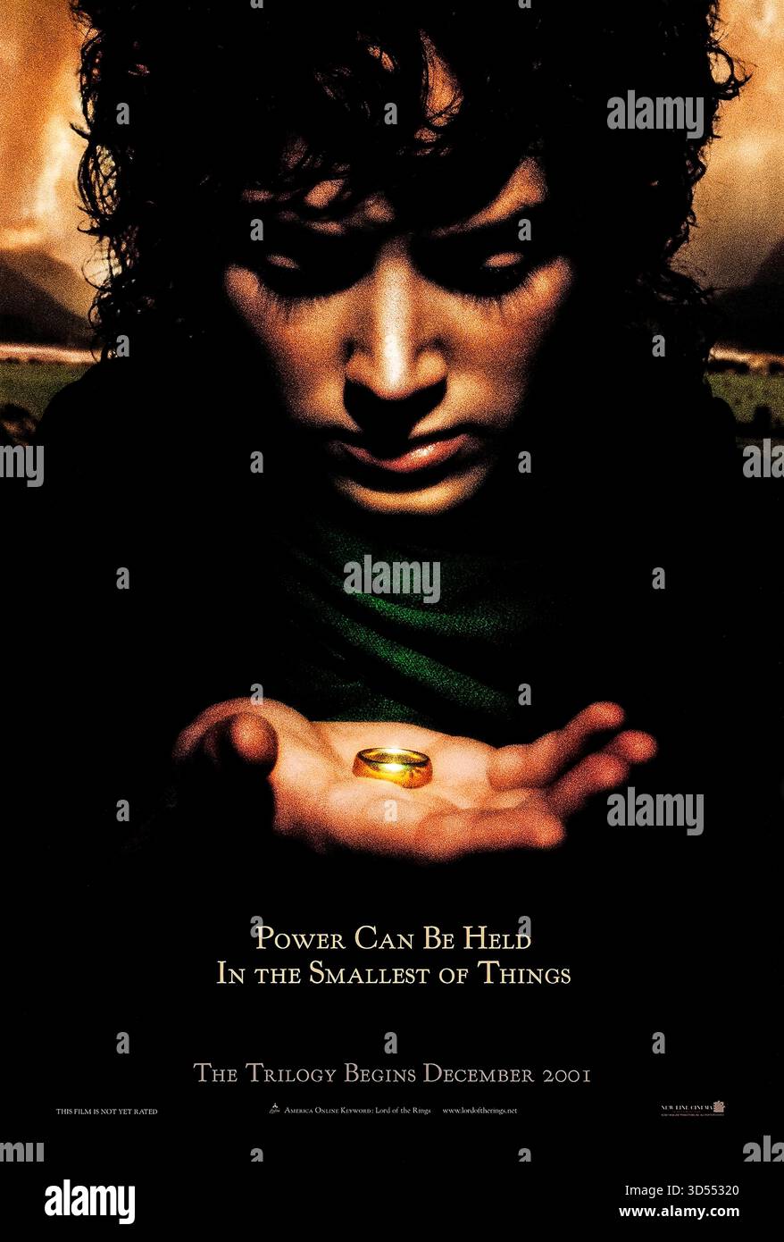 Lord of the Rings: The Fellowship of the Ring (2001) von Peter Jackson mit Elijah Wood, Ian McKellen und Viggo Mortensen. Ein junger Hobbit namens Frodo wird mit einem mächtigen Ring betraut und begibt sich mit acht Gefährten auf die Mission, ihn in den Feuern des Mount Doom zu zerstören, bevor er zur Eroberung der Mittelerde eingesetzt werden kann. Foto eines Original-Posters aus dem Jahr 2001 mit Trilogie, das NUR FÜR REDAKTIONELLE ZWECKE VERWENDET WIRD. Beschreibung: BFA / New Line Cinema Stockfoto