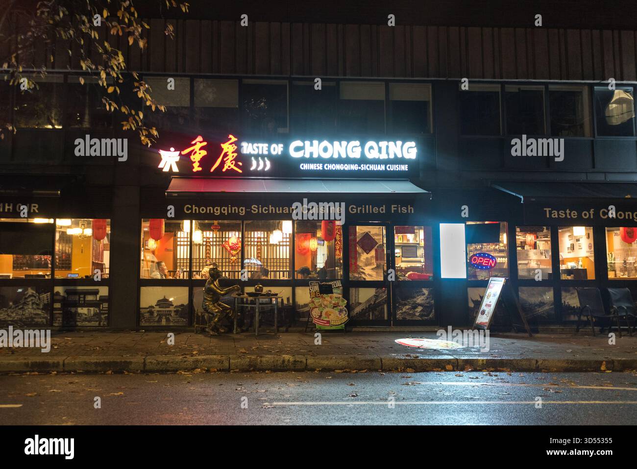 Londoner nächtliche Straßenszene mit asiatischem Restaurant, London, Großbritannien Stockfoto