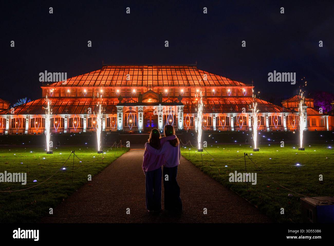 13/11/2025. Besucher von London, Großbritannien, genießen die Weihnachtsbeleuchtung, die als Teil des ursprünglichen festlichen Weges durch die herrliche Landschaft der Kew Royal Botanical Gardens nach der Dunkelheit gezeigt wird, und kehren zum dreizehnten Jahr mit einer Vielzahl von saisonalen Favoriten zusammen mit faszinierenden neuen Lichtinstallationen zurück. Acht Installationen geben ihr Debüt in Großbritannien. Kews natürliche Architektur ist beleuchtet, sodass Besucher die Natur aus einer neuen Perspektive erleben können Weihnachten in Kew ist ein Ausflug für Besucher jeden Alters, vom Freitag, den 14. November 2025 bis Sonntag, den 4. Januar 2026. Foto: Ray Tang Stockfoto