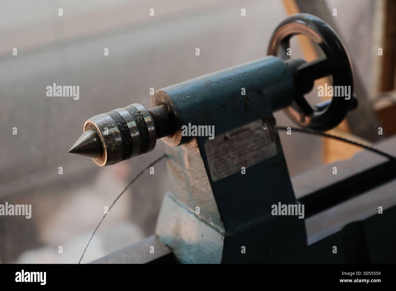 Nahaufnahme von Metalldrehmaschine Tailstock in der Werkstatt Stockfoto