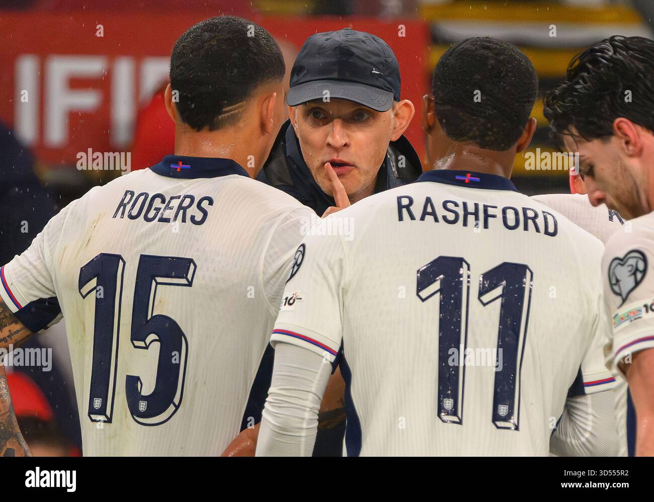 London, Großbritannien. November 2025. England gegen Serbien - Qualifikation zur FIFA-Weltmeisterschaft - Wembley Stadium - London. England-Manager Thomas Tuchel gibt Morgan Rogers und Marcus Rashford während des Spiels Informationen. Bildnachweis: Mark Pain/Alamy Live News Stockfoto