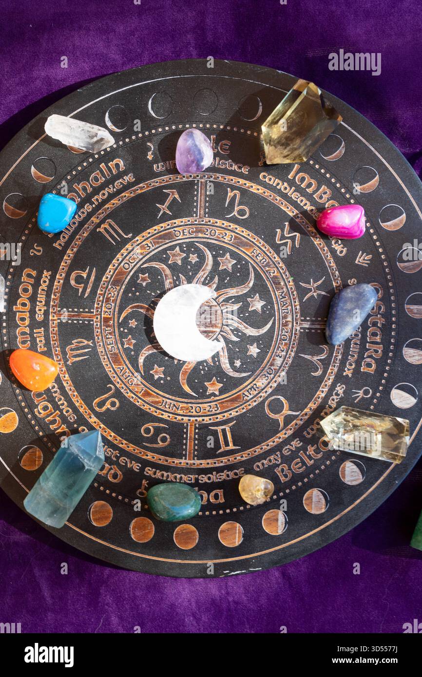 Heilende Kristalle auf braunem Hintergrund Stockfoto