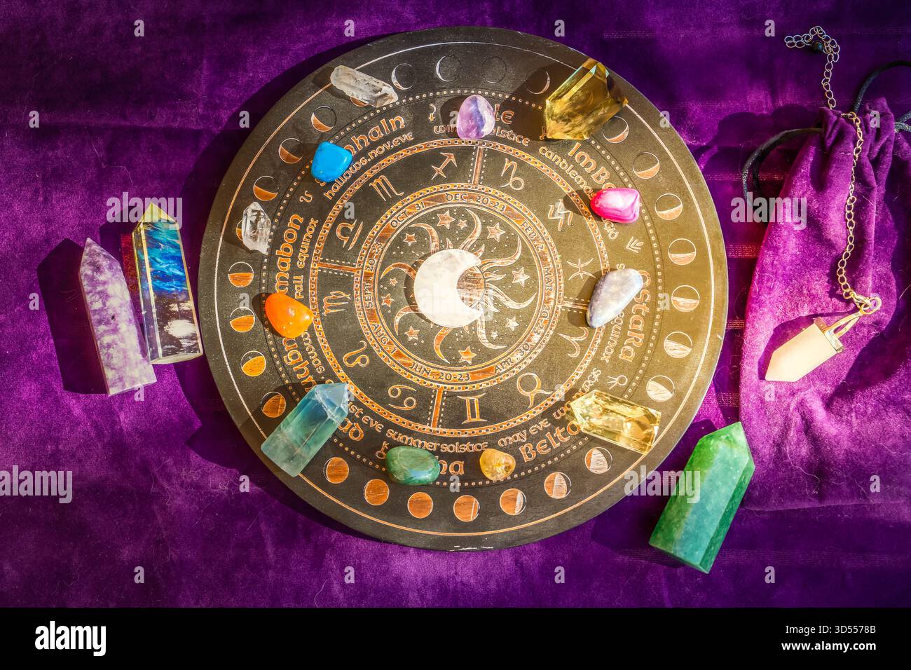 Heilende Kristalle auf braunem Hintergrund Stockfoto