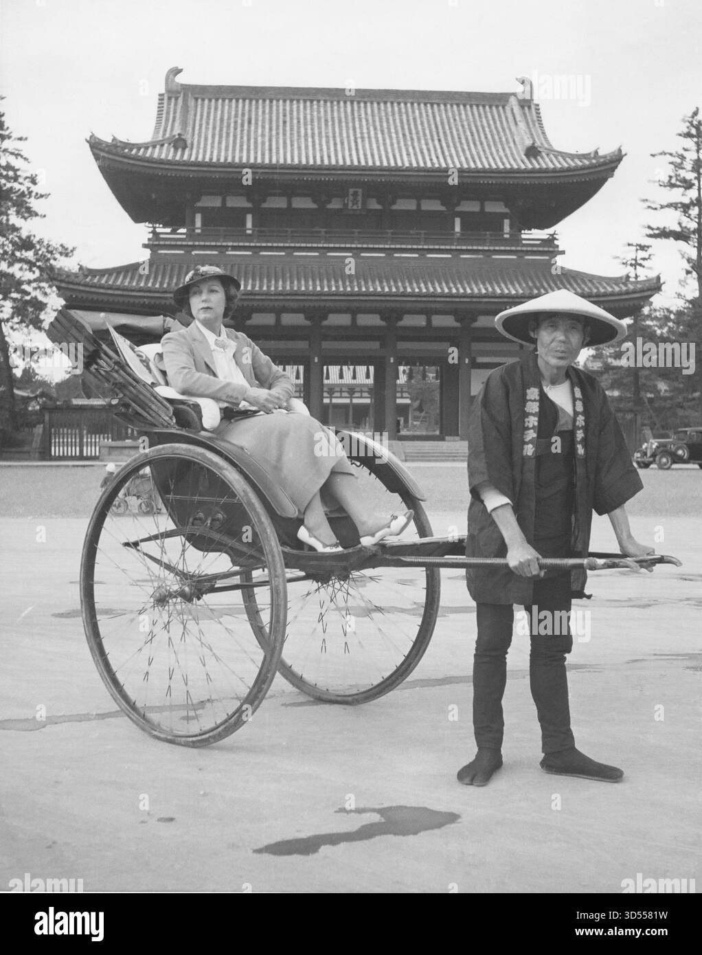 Doris Briggs reitet in einer Rikscha in Japan Stockfoto