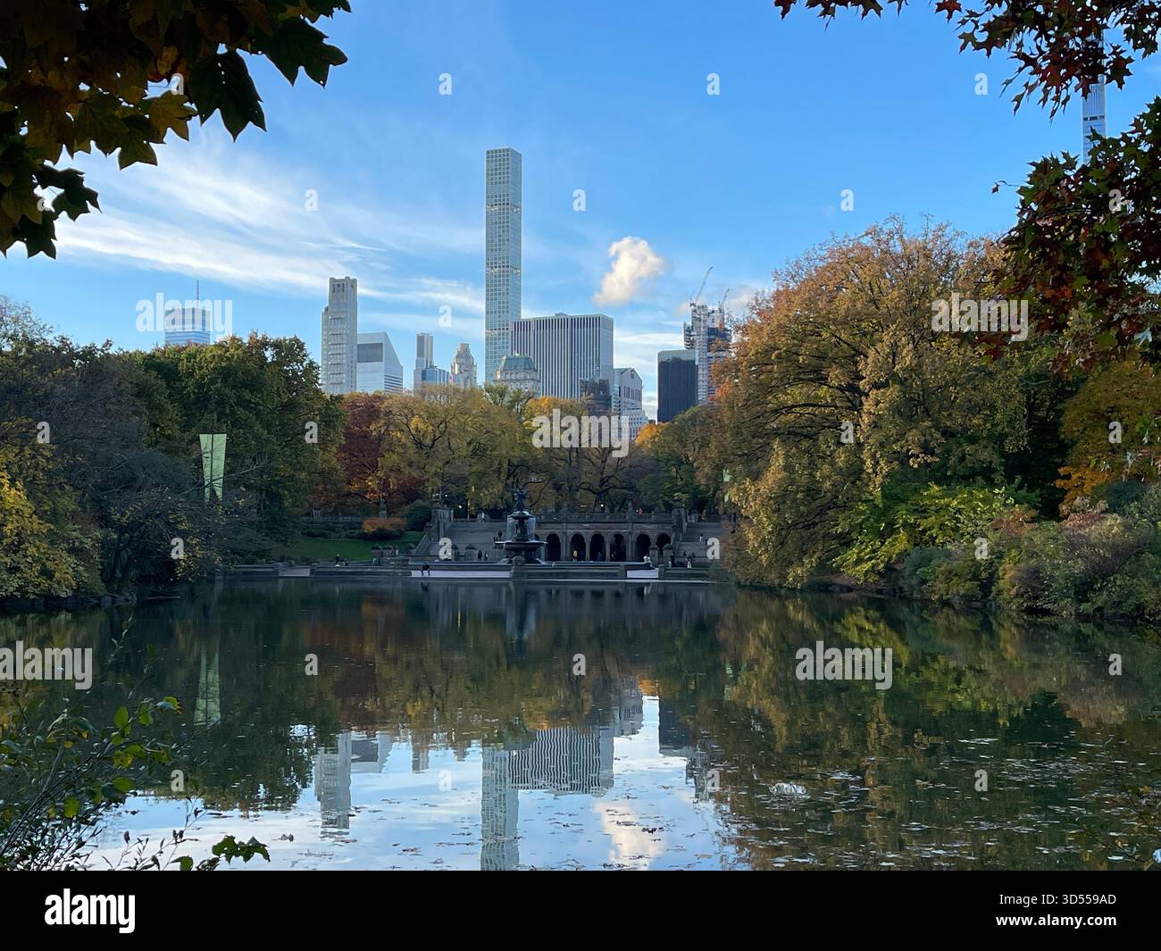 Die berühmte Bethesda Terrace im Central Park spiegelt sich in ruhigem Wasser. - Smartphone-aufgenommenes Stockfoto