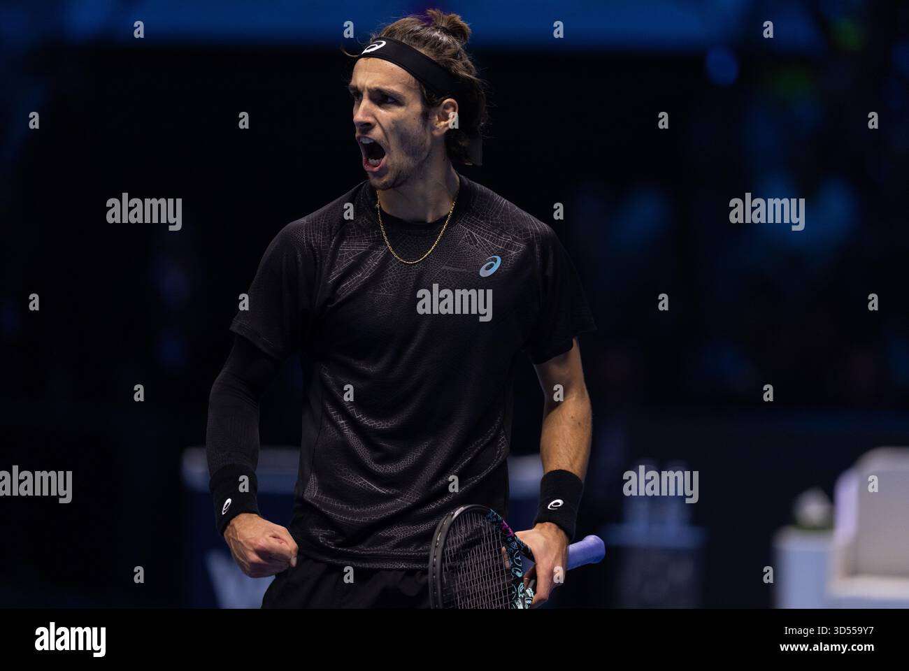 Lorenzo Musetti in Aktion während seines Spiels gegen Carlos Alcaraz (nicht abgebildet) am fünften Tag des Nitto ATP Finals in der Inalpi Arena in Turin, Italien. Bilddatum: Donnerstag, 13. November 2025. Stockfoto