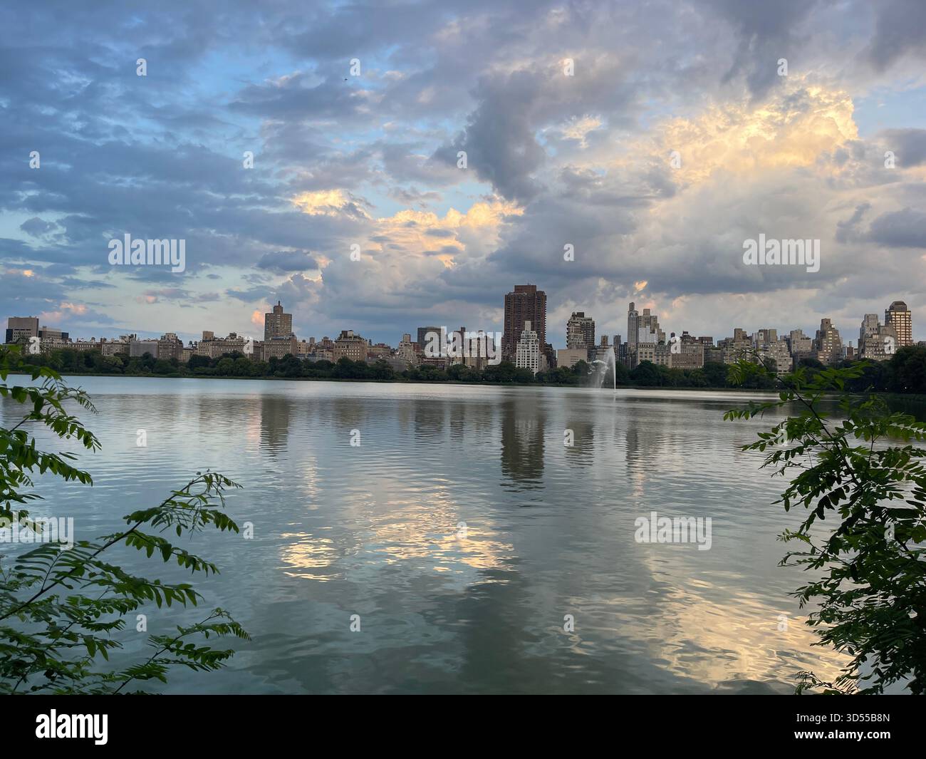 Ruhige Reflexionen und Sonnenlicht auf dem berühmten Central Park Reservoir. Stockfoto