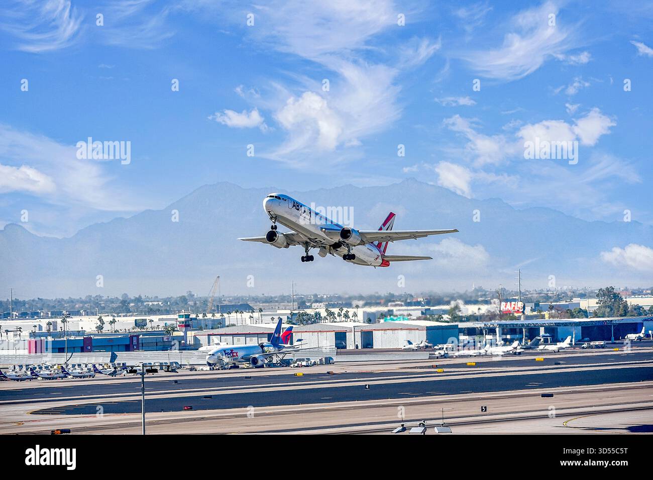Boeing 767-300 mit ABX Air startet Phoenix Skyharbor in Arizona Stockfoto