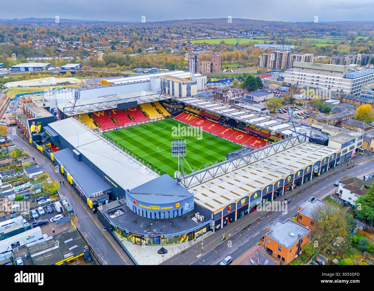 Luftbild des Vicarage Road Stadium, dem Heimstadion des Watford Football Club. November 2025 Stockfoto