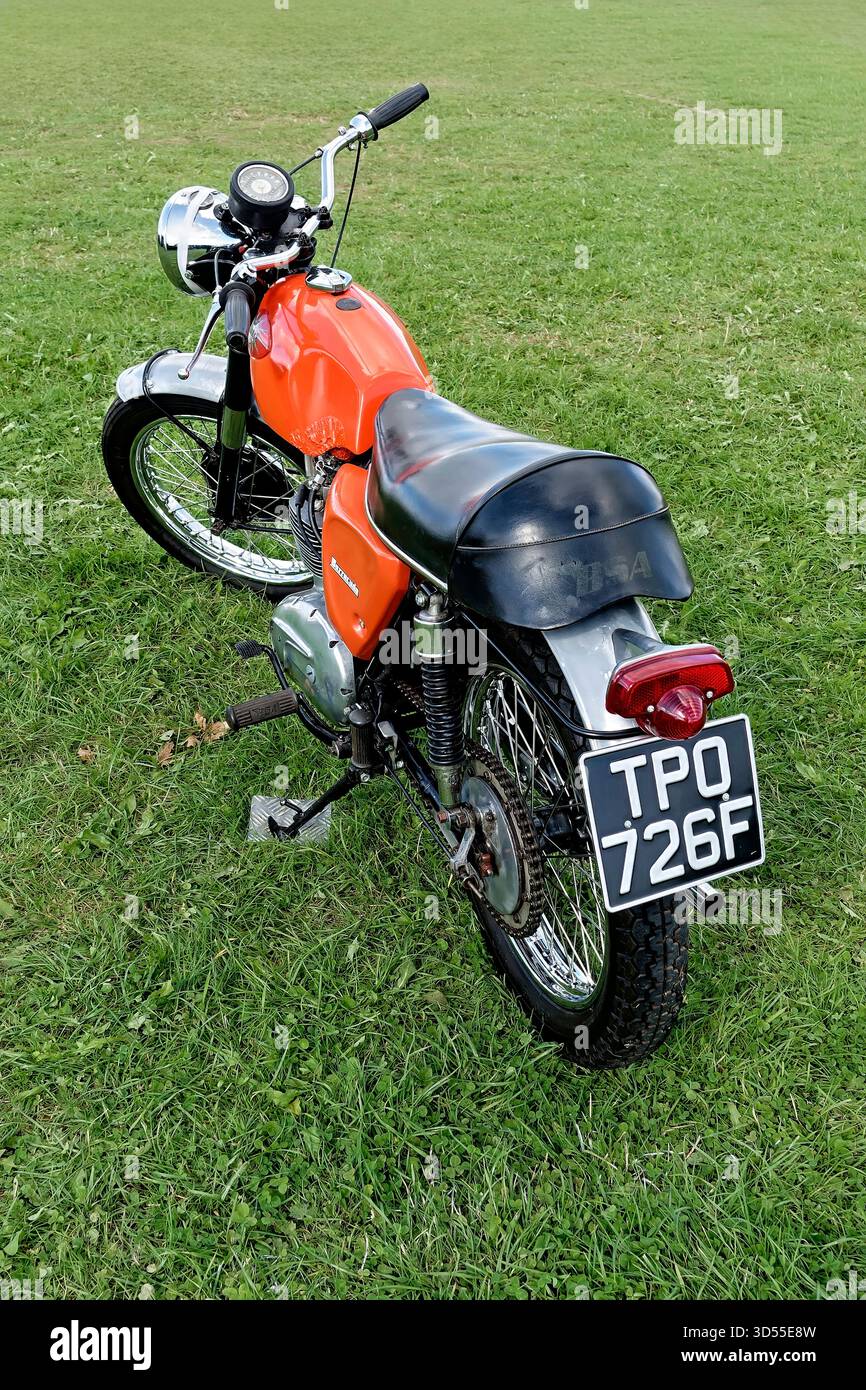 Frome, Somerset, Vereinigtes Königreich – 28. September 2025: Ein klassisches Motorrad der Serie BSA C25 Barracuda 1967 mit 250 ccm auf dem Somerset Festival of Transport 2025 Stockfoto