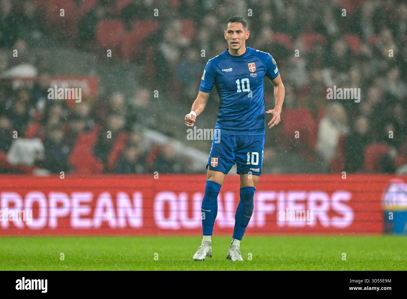 SASA Lukic (10 Serbien) sieht am Donnerstag, den 13. November 2025, beim Qualifikationsspiel der Gruppe F der FIFA-Weltmeisterschaft zwischen England und Serbien im Wembley-Stadion in London an. (Foto: Kevin Hodgson | MI News) Credit: MI News & Sport /Alamy Live News Stockfoto