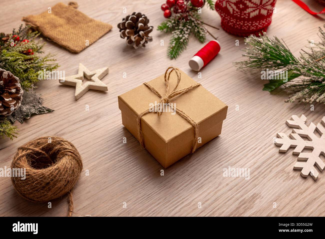 Festliche Weihnachtsszene mit Geschenkverpackung und Winterdekoration, ideal für Lifestyle-Inhalte, saisonale Blogs und gemütliche Weihnachtsfotos Stockfoto