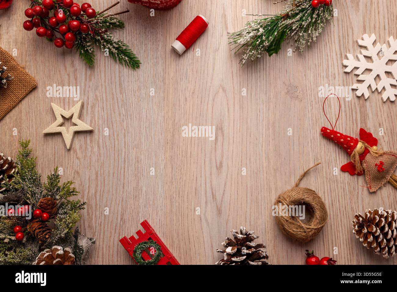 Festlicher Weihnachtshintergrund mit natürlichen Dekorationen auf Holzoberfläche, perfekt für Website-Header, Banner, Grüße und Winterferien-Layouts Stockfoto