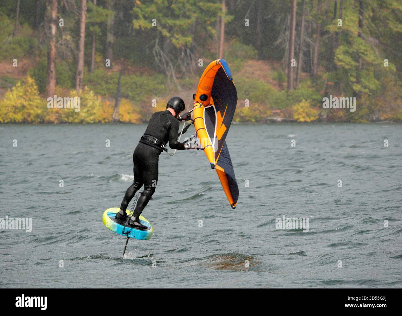 Wing Foiling (auch Wing Surfing oder Winging genannt) mit starkem Wind, der im Oktober auf dem Suttle Lake in den Cascade Mountains im Zentrum Oregons weht. Stockfoto