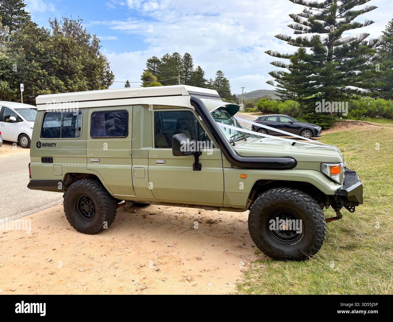 1996 Toyota Landcruiser Truppenträger Rugged 4WD mit weißem Hochzeitsband, Palm Beach, Sydney, Australien Stockfoto