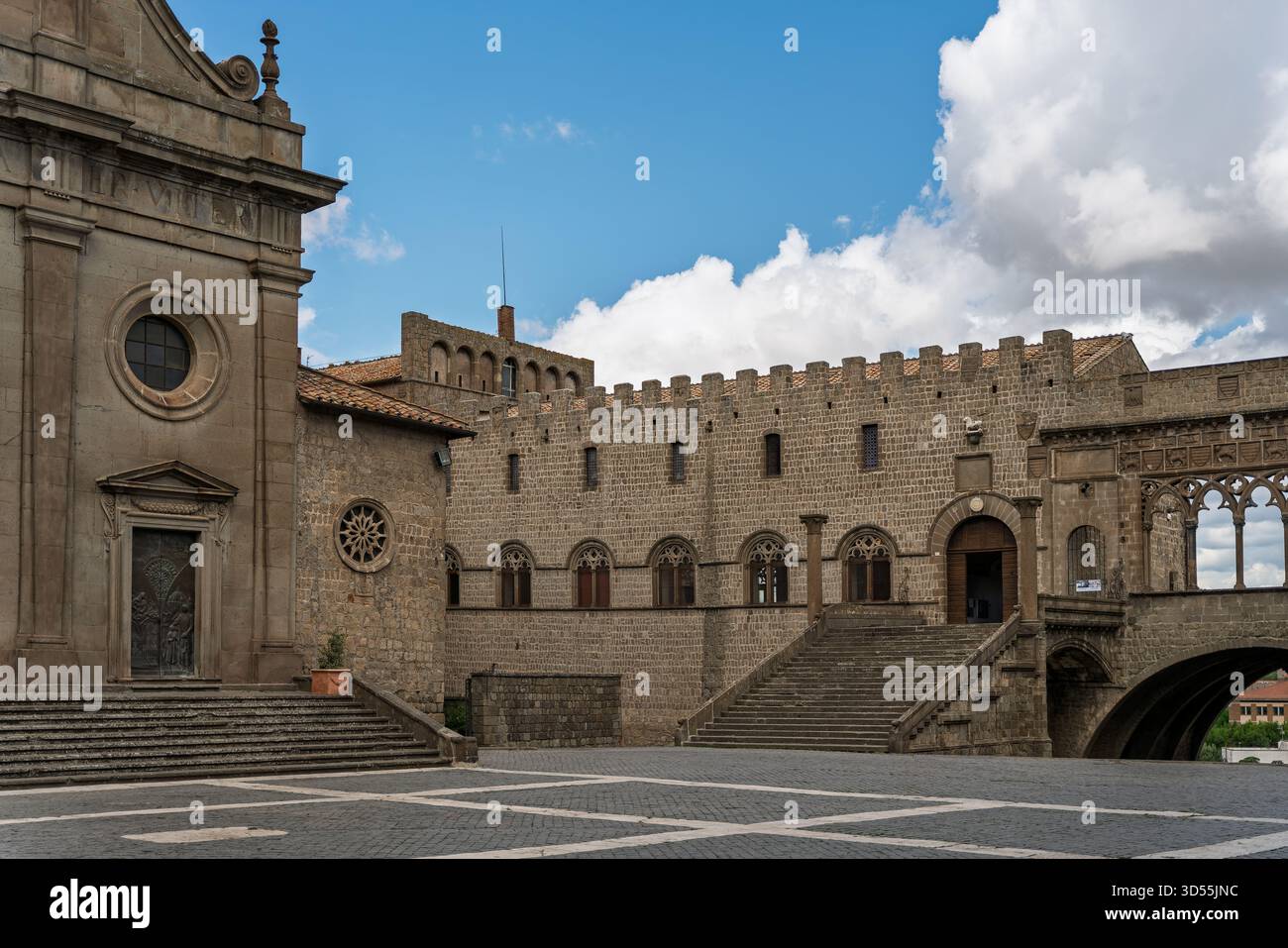 Italien - Viterbo - Piazza San Lorenzo - Loggia des päpstlichen Palastes und Fassade der Kathedrale, die den Platz mit Stufen und Bögen umrahmt Stockfoto