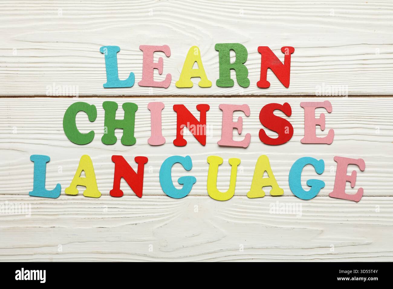 Text LERNEN SIE CHINESISCH auf weißem hölzernem Hintergrund Stockfoto