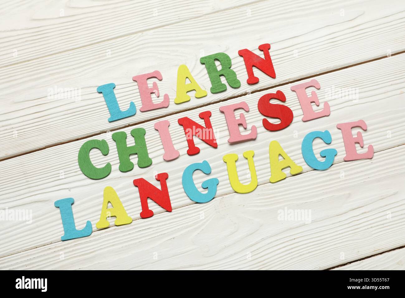 Text LERNEN SIE CHINESISCH auf weißem hölzernem Hintergrund Stockfoto